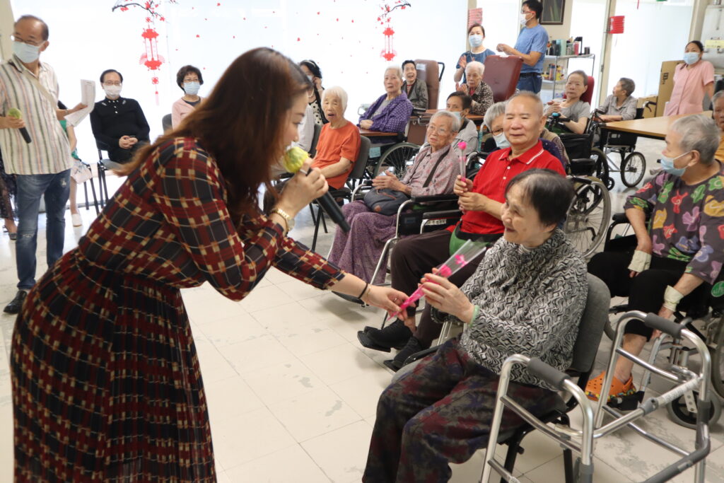 送贈絲花給百歲婆婆