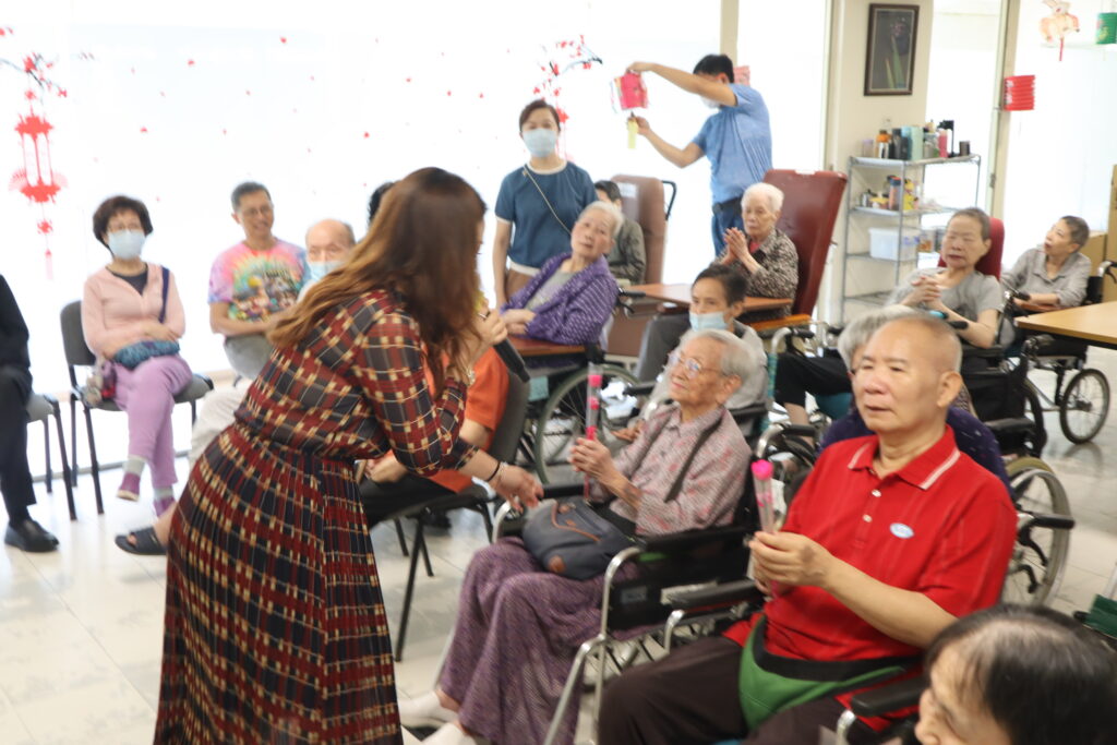 送贈絲花給在場長者